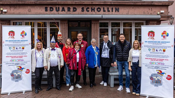 Dinslakener Karnevalisten stellen neuen „Altweiberpin“ vor: So sieht er aus