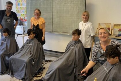 Dinslakener schneidet Friedensdorf-Kindern die Haare - „man wird ehrfürchtig“