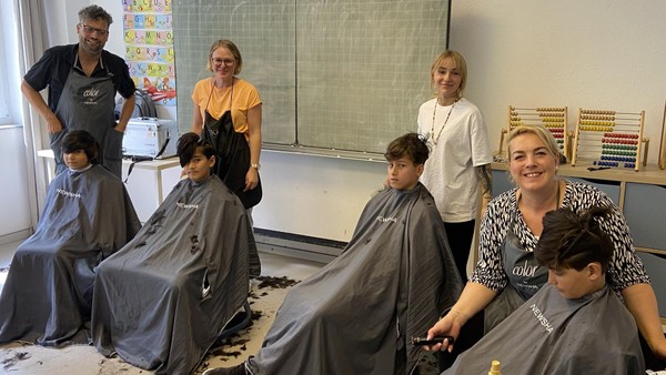 Dinslakener schneidet Friedensdorf-Kindern die Haare - „man wird ehrfürchtig“