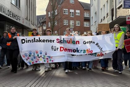 Dinslakener Schüler demonstrieren vor dem Rathaus: „Unser Stadtbild ist bunt“
