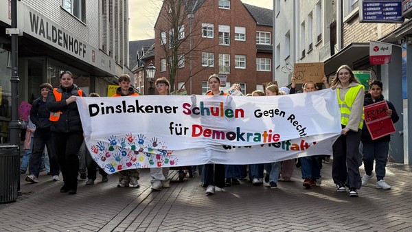 Dinslakener Schüler demonstrieren vor dem Rathaus: „Unser Stadtbild ist bunt“