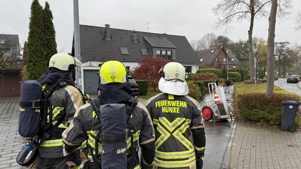E-Gerät im Keller gerät in Brand - Feuerwehr Hünxe drei Stunden im Einsatz