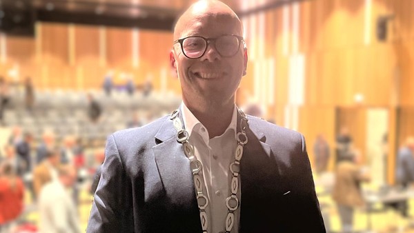 Erste Sitzung des Dinslakener Stadtrates: Amtskette für Simon Panke