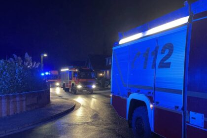 Feuerwehreinsatz in Dinslaken: Verpuffung in Wohnhaus – eine Person schwer verletzt