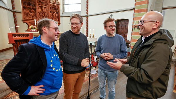 Gedenkveranstaltung mit Texten von Kästner und Hüsch – auch heute noch aktuell