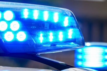 Gefährlicher Eingriff in Straßenverkehr: Einkaufswagen stürzt auf Radweg – Zehnjährige regiert schnell