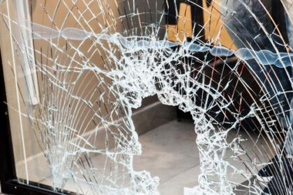 Hünxe: Einbrecher schlagen Tür zum Wintergarten ein