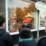 In Voerde-Friedrichsfeld: Im Schaufenster einer Buchhandlung – Autorin schreibt öffentlich an ihrem Roman