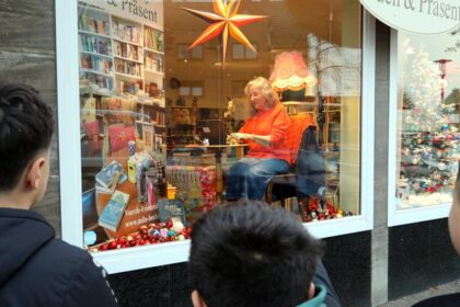 In Voerde-Friedrichsfeld: Im Schaufenster einer Buchhandlung – Autorin schreibt öffentlich an ihrem Roman