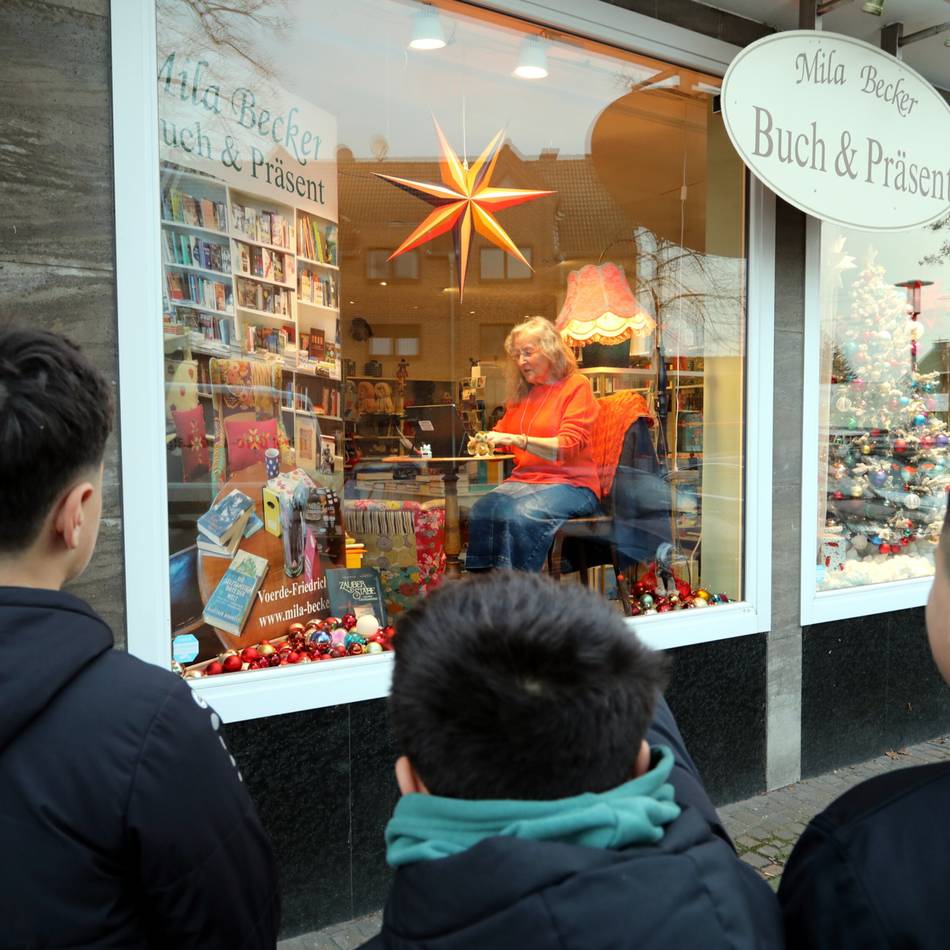 In Voerde-Friedrichsfeld: Im Schaufenster einer Buchhandlung – Autorin schreibt öffentlich an ihrem Roman