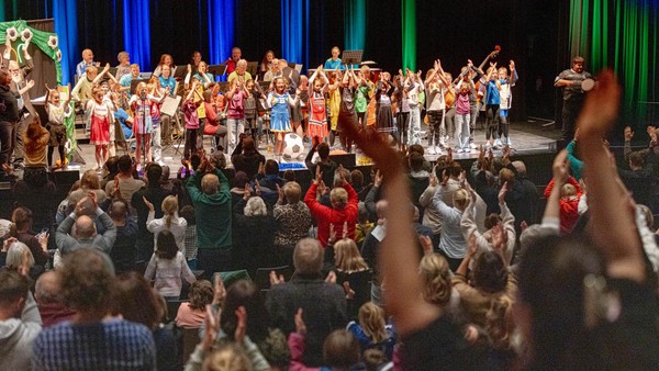 Konzert in Dinslaken: Dribbelfreudige Geigen und ein Elfmeter für den Kontrabass