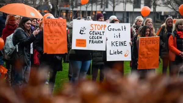 Mahnmarsch zum Orange Day in Dinslaken: „Jede dritte Frau erlebt Gewalt“