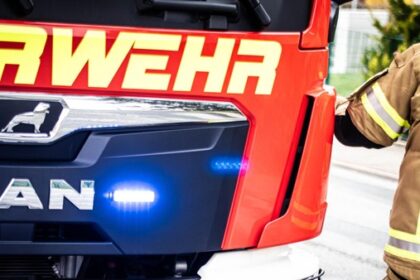 Mann unter Auto eingeklemmt: Feuerwehr muss Voerder retten