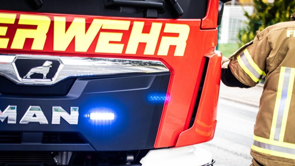 Mann unter Auto eingeklemmt: Feuerwehr muss Voerder retten