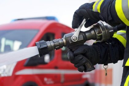 Müllauto brennt in Voerde – Hindenburgstraße war lange gesperrt