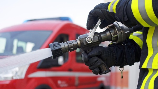 Müllauto brennt in Voerde – Hindenburgstraße war lange gesperrt