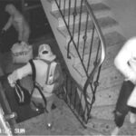 Nach Wohnungseinbruch in Dinslaken: Polizei fahndet mit Fotos nach den Tätern