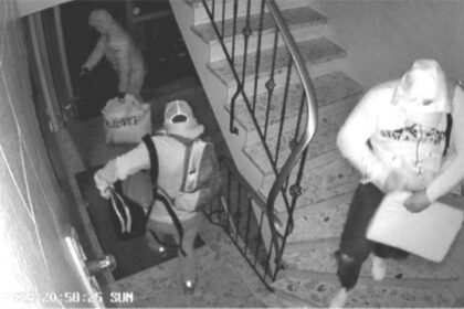 Nach Wohnungseinbruch in Dinslaken: Polizei fahndet mit Fotos nach den Tätern