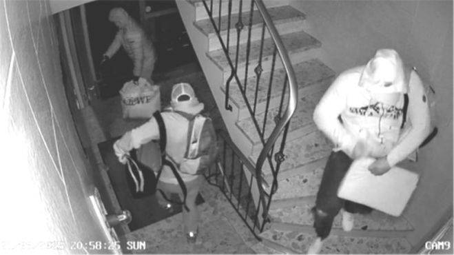 Nach Wohnungseinbruch in Dinslaken: Polizei fahndet mit Fotos nach den Tätern