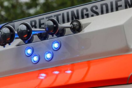Notfall in Voerde: Mann in Garage unter Auto eingeklemmt