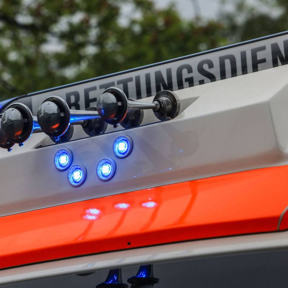 Notfall in Voerde: Mann in Garage unter Auto eingeklemmt