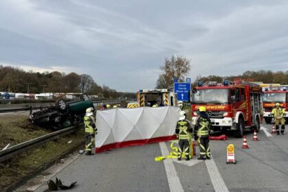 Rastplatz Hünxe Ost: Auto kommt von Fahrbahn ab und überschlägt sich