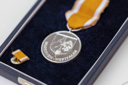 Rettungsmedaille des Landes NRW: Ministerpräsident zeichnet zwei Polizisten aus Wesel und Dinslaken als Lebensretter aus