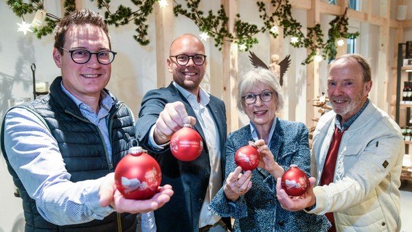 Schöne Tradition: Hiesfelder Wahrzeichen ziert die Dinslakener Weihnachtskugel 2025