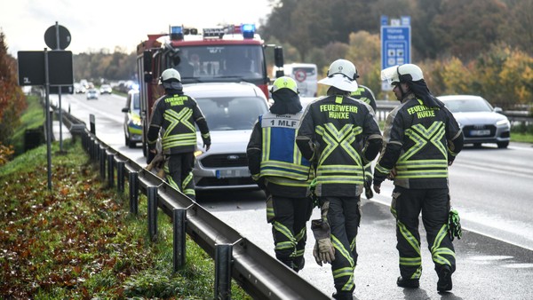 Unfall auf der A3 bei Hünxe: Feuerwehr im Einsatz