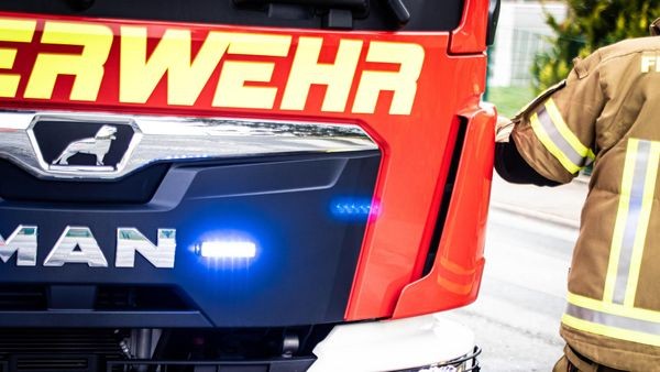 Unfall auf der B8 in Dinslaken mit mehreren Fahrzeugen – drei Personen verletzt