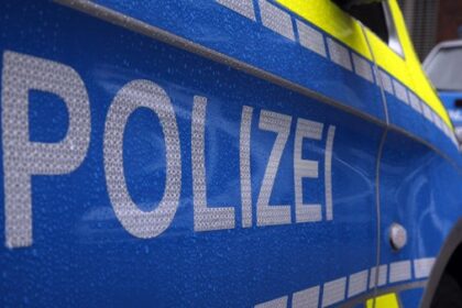 Voerde: Unbekannte stoßen Einkaufswagen auf Radweg – Kind (10) beinahe getroffen