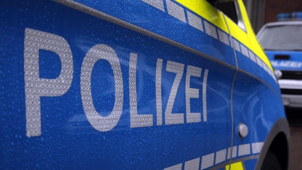 Voerde: Unbekannte stoßen Einkaufswagen auf Radweg – Kind (10) beinahe getroffen