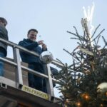 Weihnachtstimmung in Voerde: Neun-Meter-Tanne von Bürgern gemeinsam geschmückt
