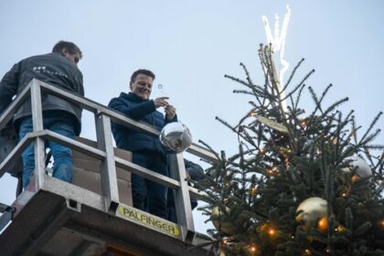 Weihnachtstimmung in Voerde: Neun-Meter-Tanne von Bürgern gemeinsam geschmückt