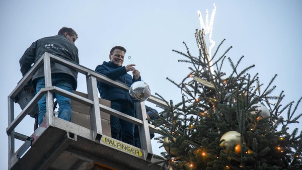 Weihnachtstimmung in Voerde: Neun-Meter-Tanne von Bürgern gemeinsam geschmückt