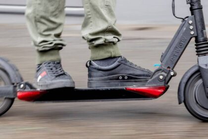 Zugriff in Dinslaken: Nach Diebstahl eines E-Scooters – Polizei nimmt Tatverdächtigen vorläufig fest