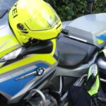 Zusammenstoß mit Auto: Polizist (61) auf Motorrad bei Unfall in Voerde verletzt