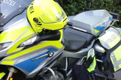 Zusammenstoß mit Auto: Polizist (61) auf Motorrad bei Unfall in Voerde verletzt