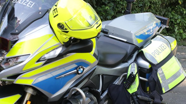 Zusammenstoß mit Auto: Polizist (61) auf Motorrad bei Unfall in Voerde verletzt