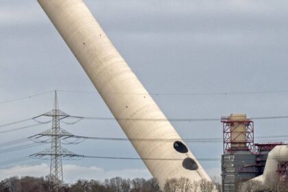 Am Kraftwerk Voerde: Kamin gesprengt – Landmarke ist Geschichte