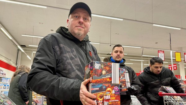 Ansturm bei Feuerwerksverkauf in Dinslaken: Erste Kunden kamen um 1 Uhr nachts