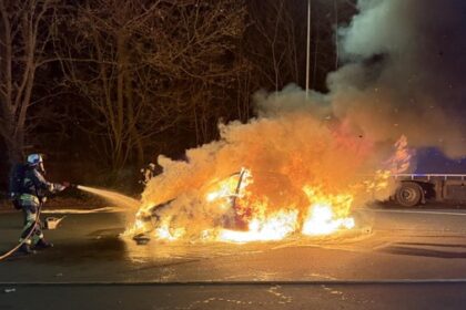 Auto brennt auf A3-Rastplatz Hünxe: Wie die Feuerwehr Schlimmeres verhindert