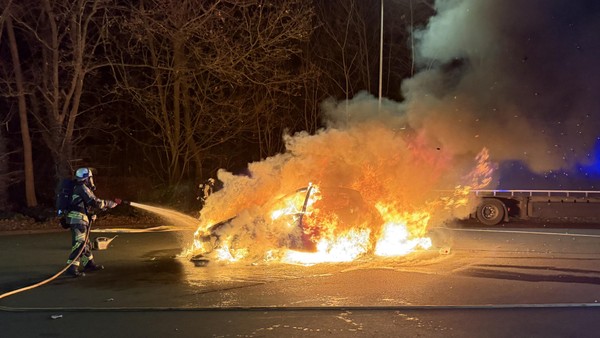 Auto brennt auf A3-Rastplatz Hünxe: Wie die Feuerwehr Schlimmeres verhindert