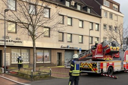 Brand in einem Wohnhaus - acht Personen konnten ihre Wohnungen nicht verlassen