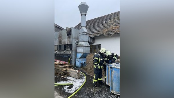 Brand in Schreinerei in Dinslaken - Großalarm für die Feuerwehr