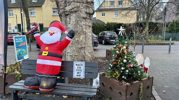 Dinslakener sorgen für Weihnachtsstimmung: Süße Tanne auf Lohberger Markt