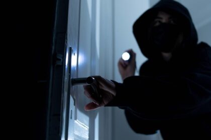 Fenster und Tür aufgehebelt: Mehrere Einbrüche in Hünxe – Polizei sucht Zeugen