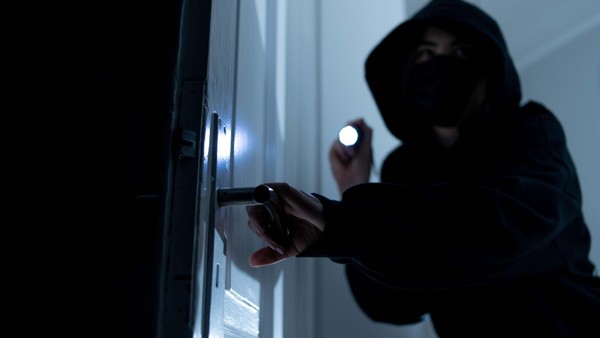 Fenster und Tür aufgehebelt: Mehrere Einbrüche in Hünxe – Polizei sucht Zeugen