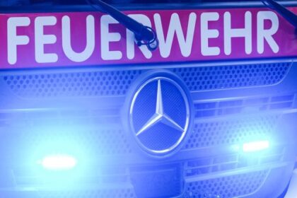 Feuerwehr Dinslaken: Holzhaufen qualmte direkt neben der Autobahn – der Grund