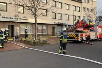 Feuerwehr Dinslaken im Einsatz: Brennende Mülltonne sorgt für starken Rauch